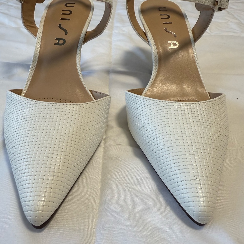 NEW- Unisa White Textured, pointed  toe pump. 8 - Picture 2 of 7